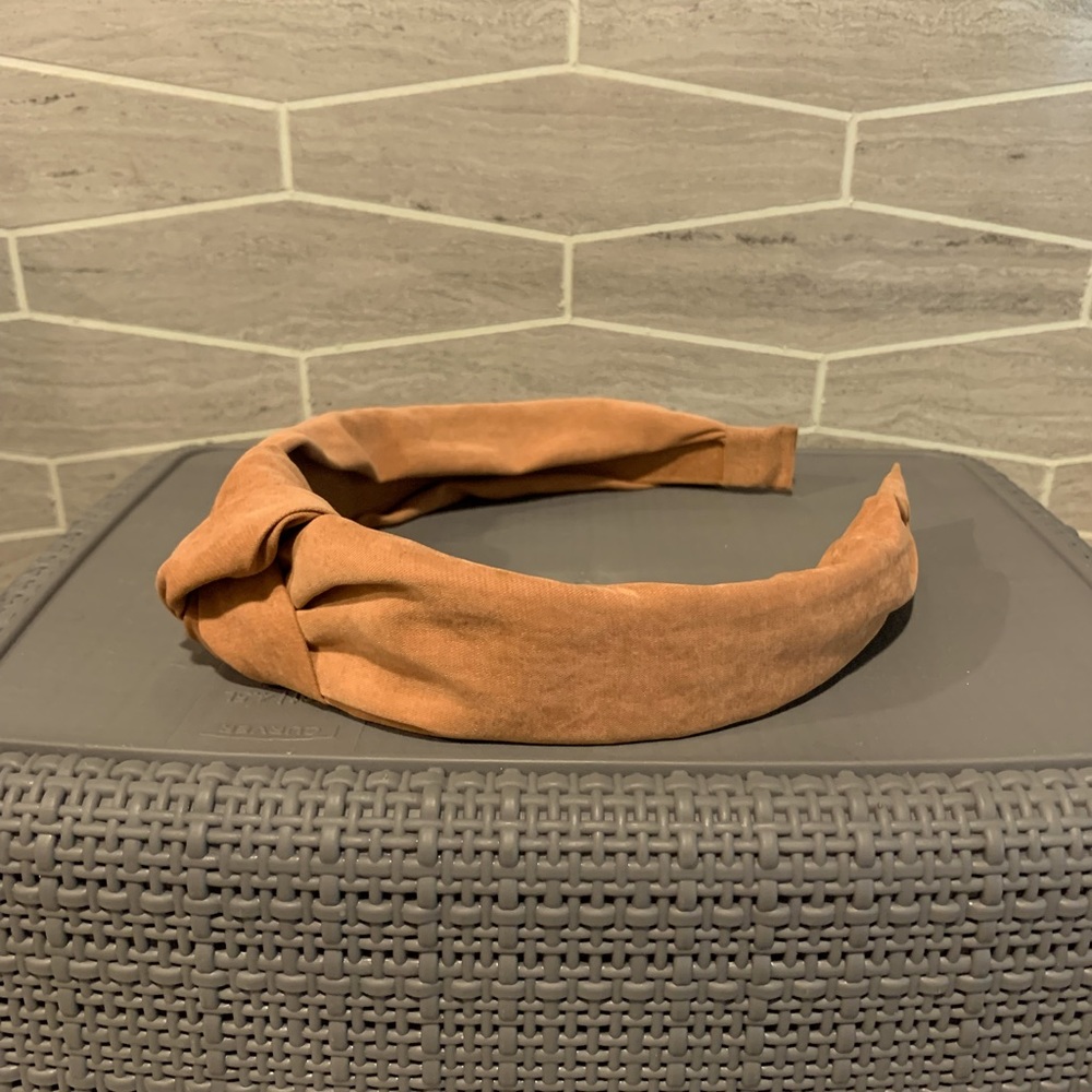 3/$15 NWOT taupe suede headband